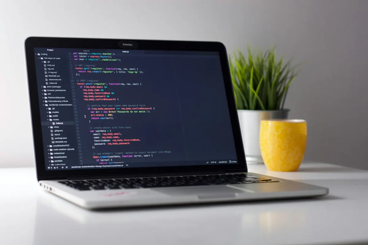 Laptop met programmeercode, symbool voor websites en software op maat bij 4Bytes