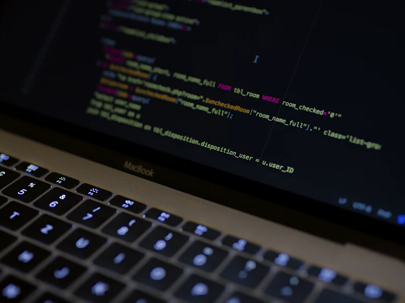 Laptop met programmeercode op het scherm