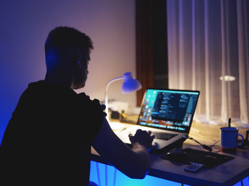 Ontwikkelaar aan het werk op een laptop